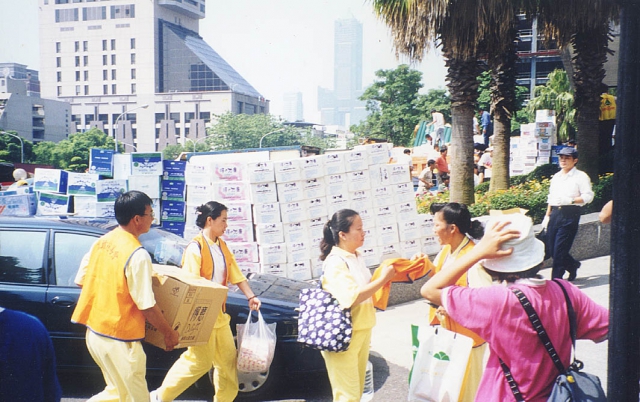 05.9志工於高在市政府前-協助搬運物資